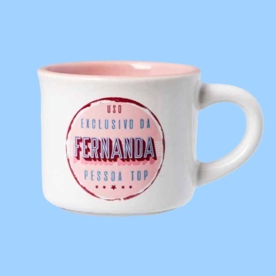 Caneca branca com interior rosa e texto personalizado para Fernanda