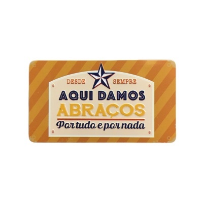 Placa decorativa metálica com texto em português e fundo laranja às riscas