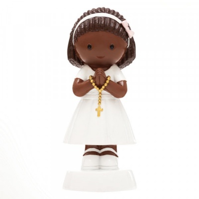 Estatueta de menina em vestido branco a rezar com rosário amarelo