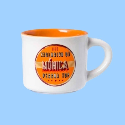 Caneca branca com interior laranja e texto personalizado