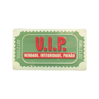 Bilhete verde e creme com texto V.I.P. em vermelho e frases em relevo.