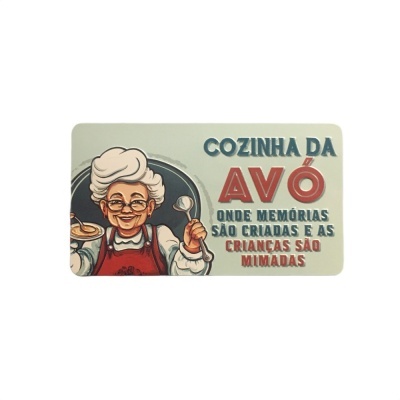 Placa metálica com ilustração de avó e texto em português sobre cozinha da avó