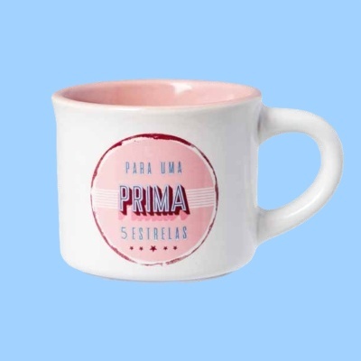 Caneca branca com interior rosa e texto para uma prima 5 estrelas