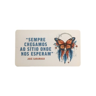 Placa branca com frase de José Saramago e ilustração de borboleta e penas