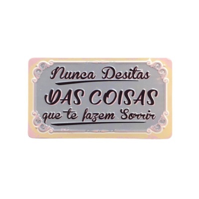 Placa decorativa com texto em relevo
