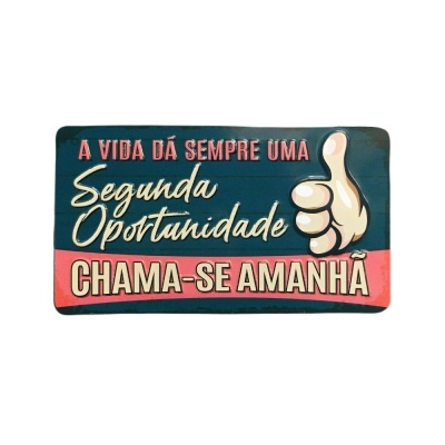 Placa decorativa com texto inspirador em português e desenho de mão a fazer polegar para cima