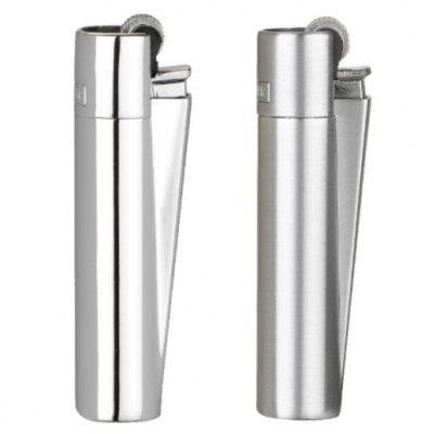 Dois isqueiros metálicos prateados, um brilhante e outro fosco, lado a lado