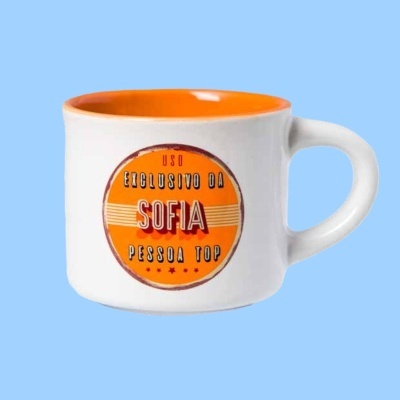 Caneca branca com interior laranja e texto personalizado