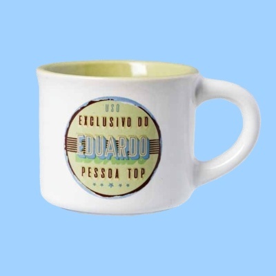 Caneca branca com interior amarelo e texto personalizado