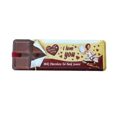 Tablete de chocolate com embalagem amarela e marrom com texto e ilustração de mulher estilo pin-up