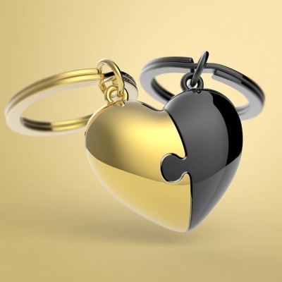 Porta-chaves coração preto e dourado metálico em fundo bege