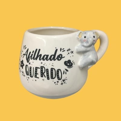 Caneca branca com texto preto e urso cinzento na alça com fundo amarelo