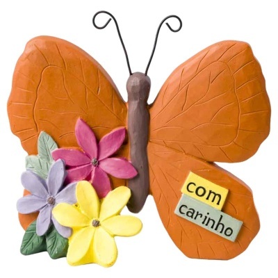 Escultura de borboleta em cerâmica com flores coloridas e etiquetas com texto