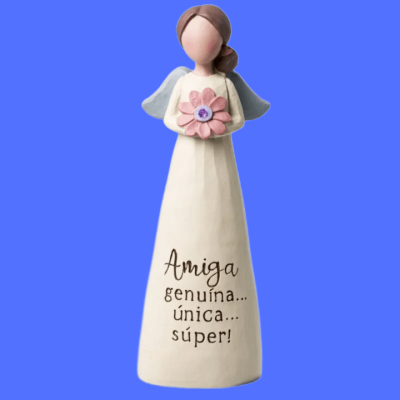 Estatueta de anjo creme com asas azuis segurando flor rosa e texto no vestido