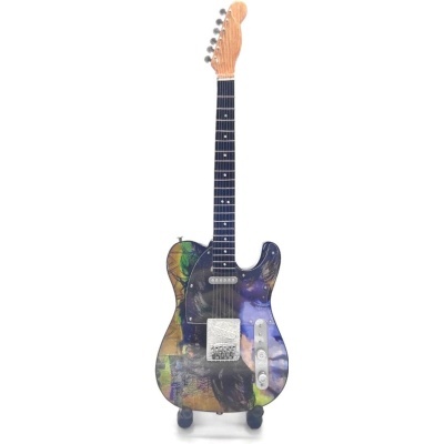 guitarra elétrica colorida com decoração abstrata em fundo branco