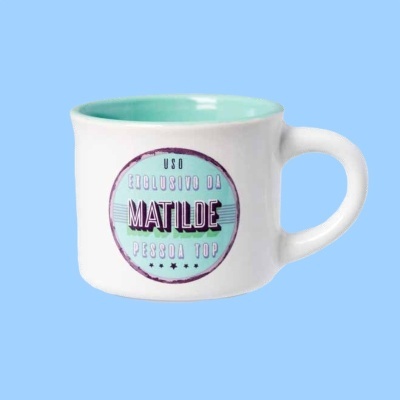 Caneca branca com texto personalizado e interior azul claro