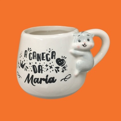 Caneca branca com figura de gato cinzento na alça e texto preto