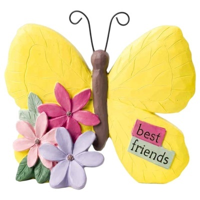 Escultura borboleta amarela com flores e texto best friends