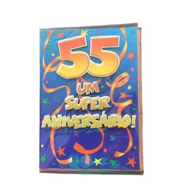 Cartão azul comemorativo com '55 UM SUPER ANIVERSÁRIO!' em letras amarelas e fitas decorativas.