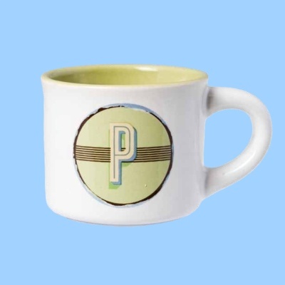 Caneca branca com interior amarelo e letra P em círculo verde