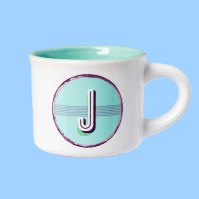 Caneca branca com interior azul claro e letra J decorativa