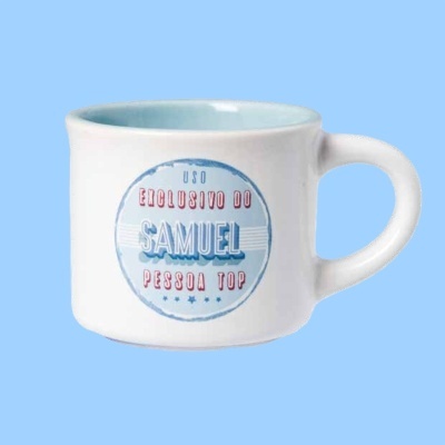 Caneca branca com inscrição personalizada em azul e vermelho