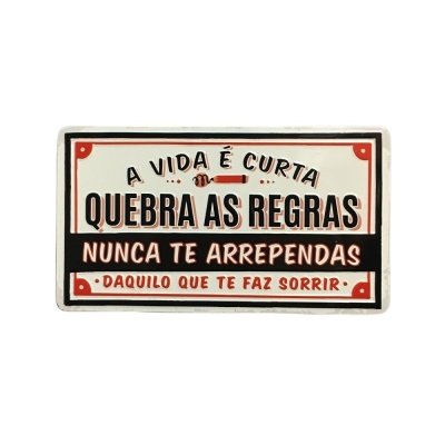 Placa decorativa com texto motivacional em preto e vermelho