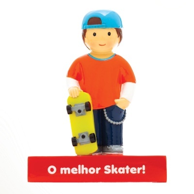 Figura de rapaz com skate e base vermelha com texto
