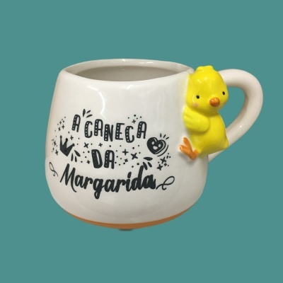 Caneca branca com texto decorativo e pega em forma de pintainho amarelo
