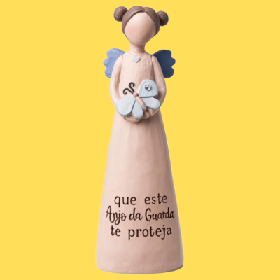 Estatueta de anjo com vestido rosa claro e asas azuis, segurando borboleta azul com texto em preto