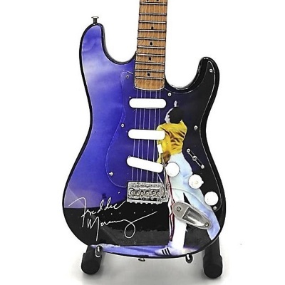 Guitarra elétrica azul e preta com imagem de figura e assinatura branca