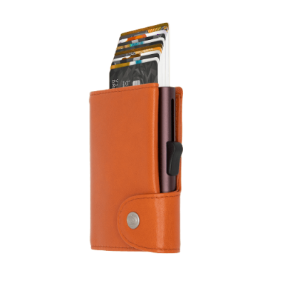 Carteira laranja de couro com fecho por botão e cartões visíveis na abertura superior