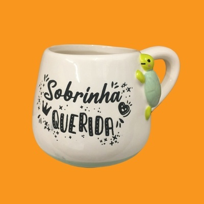 Caneca branca com texto 'Sobrinha Querida' e tartaruga na pega
