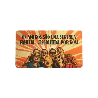 Placa decorativa com texto sobre amizade e ilustração de seis pessoas sorrindo com óculos de sol