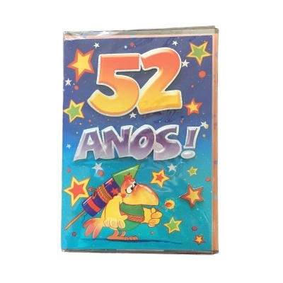 Cartão de aniversário azul com texto '52 ANOS!' e desenho de pássaro com foguetes