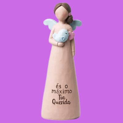 Estatueta de anjo com asas azuis e texto na base