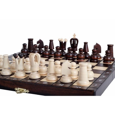 Tabuleiro de xadrez de madeira com peças claras e escuras na posição inicial