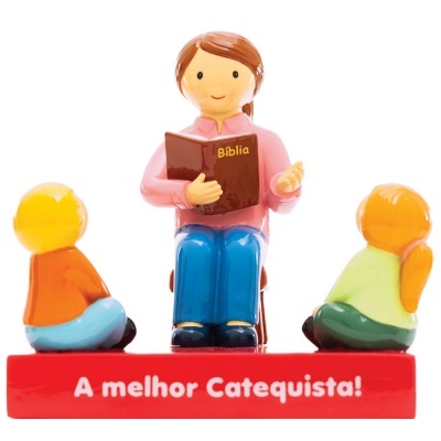 Figuras de plástico representando catequista a ler Bíblia para duas crianças, base com texto em português