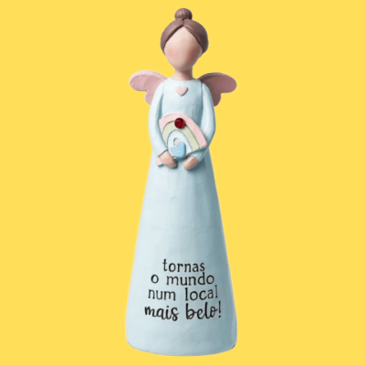 Figura decorativa anjo azul com asas rosas e texto em preto