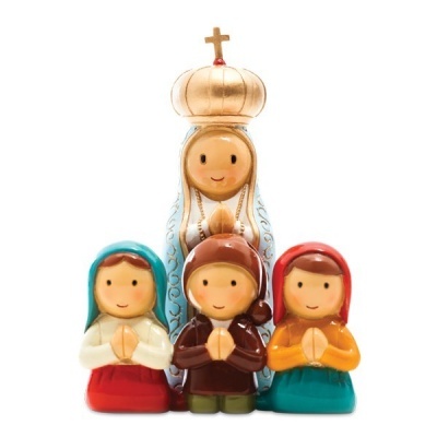 Figuras decorativas em cerâmica de Nossa Senhora com três crianças em oração
