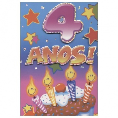 Cartão de aniversário com o número 4, texto ANOS!, estrelas coloridas e bolo com velas sorridentes.