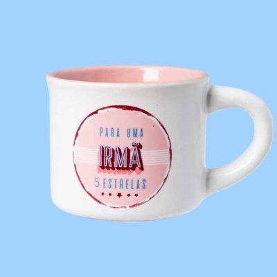 Caneca branca com interior rosa e texto para uma irmã 5 estrelas