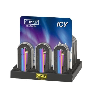 Isqueiros Clipper iridescentes em display com embalagem ICY azul e roxa.
