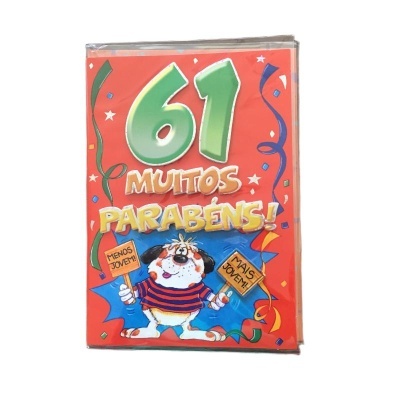 Cartão de aniversário vermelho com número 61 e personagem animado com placas