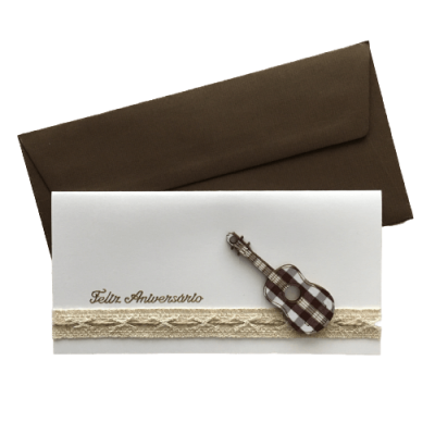 Cartão branco com fita rendada e guitarra decorativa, com envelope castanho