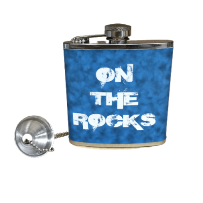 Frasco metálico azul com texto 'ON THE ROCKS' e tampo prateado com funil