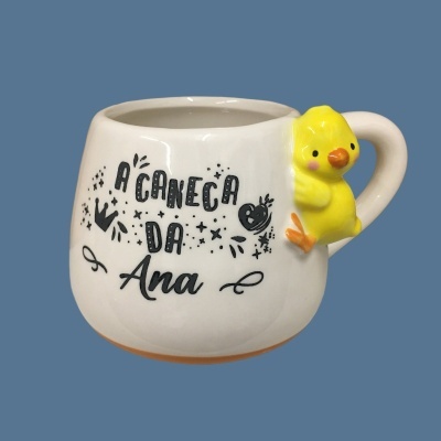 Caneca branca com texto preto e pássaro amarelo na alça