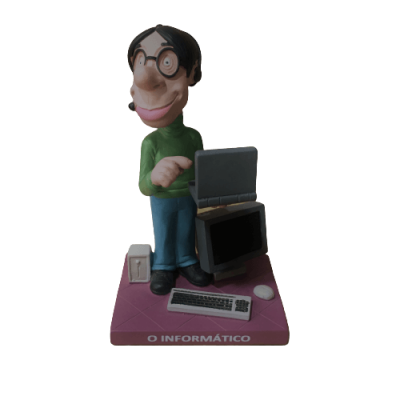 Figura decorativa de homem com computador portátil numa base rosa com teclado e rato, texto O INFORMÁTICO na base