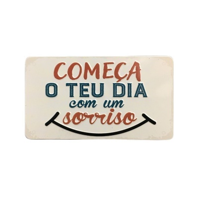 Placa decorativa com texto motivacional em português e desenho de sorriso