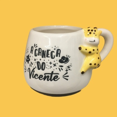 Caneca branca com texto e figura de leopardo amarela na alça